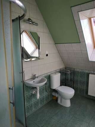 Гостевой дом Pokoje u Bryksego Dursztyn Четырехместный номер с собственной ванной комнатой вне номера-3